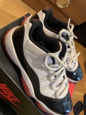 Nike Air Jordan 11 Low svart/vit/röd - Storlek 40.5 använda enstaka gånger