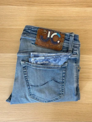 Jacob Cohën Jeans Bard | W31/L28 - Jacob Cohën jeans i snygg tvätt😁| Modell: Bard (tapered fit) | W31/L28 | Skick: 9/10 | Defekter: Nej. OBS! Jeansen är upplagda och har ej originalsöm | Midja: 41 cm | Längd: 93 cm |Innerbenslängd: 69 cm | Måttavvikelser +-1 cm | Modellen är 175 cm och väger 70 kg | Vänligen kontrollera mått innan köp🤗 | Tveka inte att kontakta mig vid övriga frågor😁!