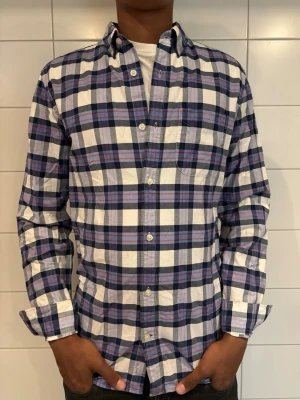 Flanell skjorta  - Hallå! Säljer denna otroligt stiliga flanell skjorta perfekt nu till sommaren! Modellen är ca 189 cm lång, skriv gärna vid intresse eller funderingar! 