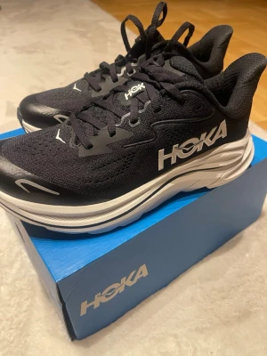 Svarta löparskor från Hoka - Helt nya skor från Hoka, har aldrig använt dem. Storlek 38, nypris 1750🩷