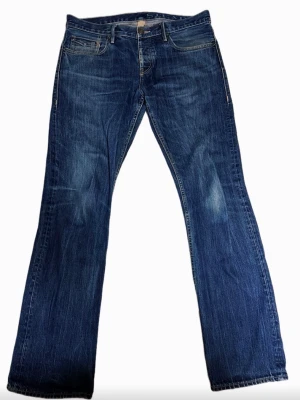 Burberry Jeans - Säljer ett par mörkblå jeans från Burberry. Stilren modell som passar perfekt till både vardag och mer uppklädda outfits.  ✔ Mörkblå och lättmatchade   ✔ Bekväm passform   ✔ Väldigt fint skick   Hör av er vid funderingar✅ Skickas snabbt 📦