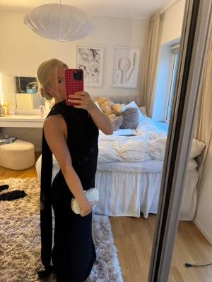 Svart långklänning  - Så fin svart klänning från asos helt ny med prislapp kvar. Säljer då jag hittat en annan balklänning 🥰🥰