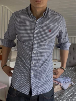 Ralph Lauren M - Snygg Sommarskjorta från RL storlek L sitter som M Modellen är 188 väger 78 Hör av er vid minsta fundering!