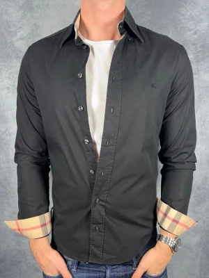 Burberry skjorta - Storlek: M || Skick: Mycket bra|| Nypris: Ca 5000kr || Följ för liknande produkter 🌊🍾