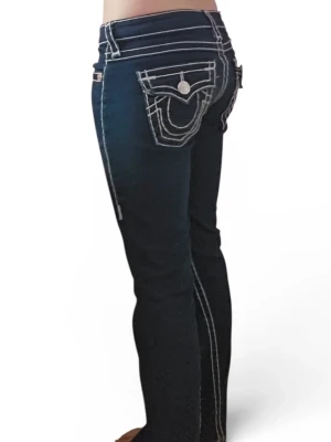 True Religion mörkblå bootcut jeans - Mörkblåa Lågmidjade true religion jeans. Storlek 26. Midia: 37 cm och Innerbenslängd: 75cm. 