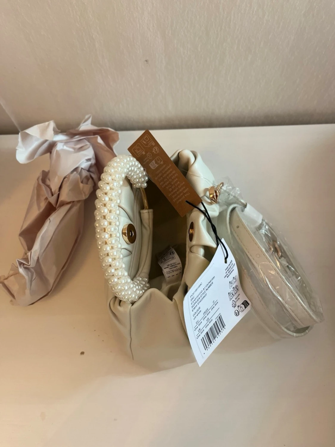 Vit handväska med pärlhandtag - 2