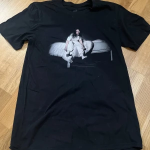 Billie Eilish T-shirt  - Säljer min Billie Eilish T-shirt i storlek S då den kommer inte till användning längre. Köpt på Billies egna hemsida.