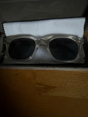 Montén solglasögon - Säljer nu dessa solglasögon från Montén. Nypris: 800kr Mitt pris: 400kr(50% rabatt) Solglasögonen är knappast använda, finns inga repor eller deffekter, skruvarna till bågarna sitter som vanligt och aldrig gått sönder. ⚠️Dessa glasögon har också sålts limiterade!⚠️