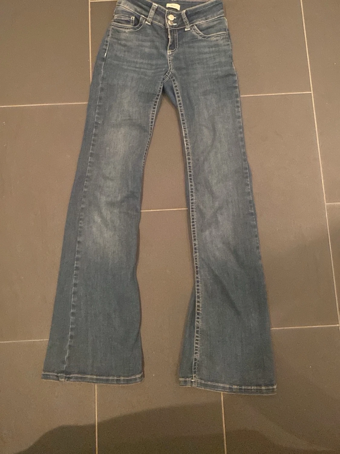 Blå bootcut jeans från Nelly - 2