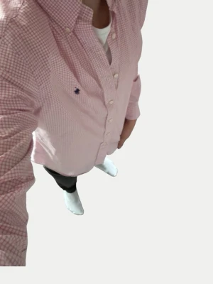 Polo Ralph lauren skjorta - 15/38 - customfit - Polo Ralph Lauren skjorta i rosa/vitt rutigt mönster med klassisk button-down krage och broderad logga på bröstet. Modellen är Custom Fit vilket ger en modern och stilren passform. Perfekt till både vardag och uppklädda outfits.  📏 Storlek: 15/38 ungefär M se sista 2 bilder för mått.  ✨ Passform: Custom Fit  👔 Färg: Rosa/Vit  🧼 Skick: Mycket fint skick  Snygg att bära både öppen över t-shirt eller uppknäppt till chinos/jeans.  Priset är diskutabelt vid snabb affär👍🏻 Skickas snabbt 📦