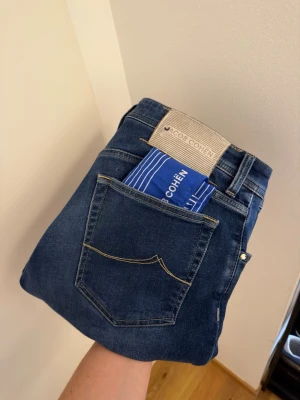 Jacob cohen jeans nick slim - Säljer dessa snygga jacob cohen jeans i modellen nick slim! Det är den nyaste modellen som finns just nu! Size 34. Midja 45cm längd 100cm. Skick 9/10 iprincip nyskick. Hör av dig vid minsta fundering 🙌