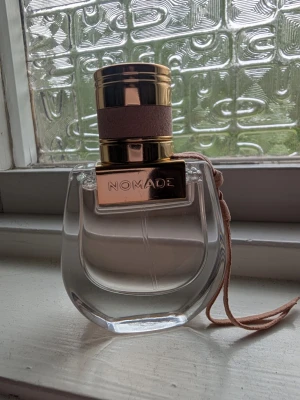Chloé Nomade Eau de Parfum - Chloé Nomade Eau de Parfum 30 ml. Enbart använd några få gånger. Har tyvärr inte kvar förpackningen till den. 
