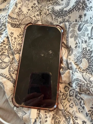 Iphone 15 - Säljer nu min iphone då jag köpt ny, fungerar jättebra bara några sprickor i skärmen och baksidan