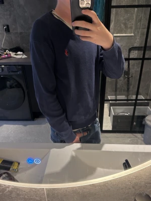 Mörkblå sweatshirt med rund hals - Säljer en stilren mörkblå sweatshirt med rund hals och långa ärmar. Tröjan har en avslappnad passform och är perfekt för en casual look. Materialet känns mjukt och bekvämt mot huden.