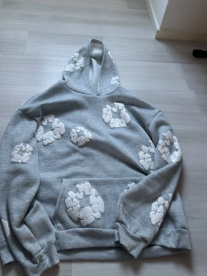  oversized  hoodie - En fin denim blom tröja med puff tryck 