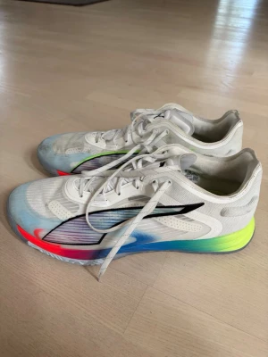 Puma sqd inneskor  - Säljer nu mina handbollskor som ja använt 2 gånger, de är ett par puma sqd 4. Funkar även till andra innesporter. 