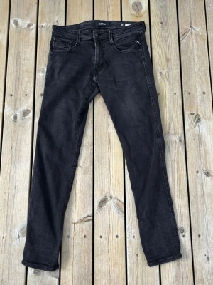 Replay jeans Anbass  - Säljer Replay Anbass jeans i mycket fint skick. Populär modell med modern passform, stretchigt material och skön komfort för vardagsbruk. Klassisk design som passar till det mesta. Väl omhändertagna och redo för ny ägare.  ✔ Modell: Replay Anbass ✔ Bra skick ✔ Bekväm passform med stretch ✔ Äkta Replay