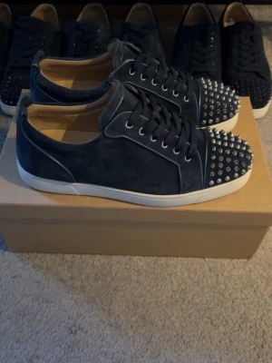 Christian Louboutin / Valentino dam - Säljer alla dessa skor ”OBS INTE SAMMA PRIS!” PM för mer detaljer, allt ligger även ute på VINTED - finns mer bilder där! 