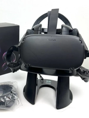 Oculus Quest VR-headset med tillbehör - Säljer ett svart Oculus Quest VR-headset med tillhörande handkontroller, Headsetet har en modern, rundad design och justerbart huvudband. Perfekt för dig som vill uppleva VR-spel på riktigt hög nivå. Org pris 7000kr mitt pris 4000kr