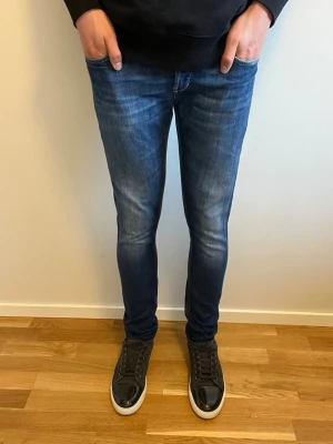 Dondup Goerge Jeans - Tja, säljer dessa snygga dondup George jeans i mycket fint skick! Hör av er vid fler frågor🤝