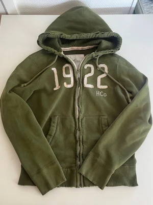 Hollister California zip hoodie  - Riktigt snygg och eftertraktad Hollister zip hoodie. fint skick inga fel men vintage skick som ni ser det ska vara slitningar som på bilderna med meningen. storlek M kan ta mått vid behov. Endast 448kr ej hugget i sten kom gärna med frågor och prisförslag har även mycket mer liknande i min profil alla storlekar kolla gärna stor rabatt vid köp av flera 😁✌️ 