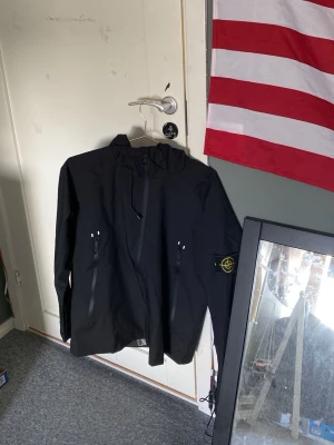 Svart vindjacka från Stone Island - Intresskoll på denna Stone Island jackan 