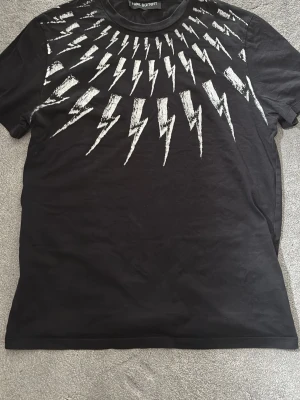 Svart Neil Barrett t-shirt - Slimfit storlek M lite använd 