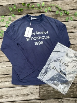  Acne Studios long sleeve - Tja! Jag säljer en snygg blå acne studios long sleeve. Hör av er vid frågor! 
