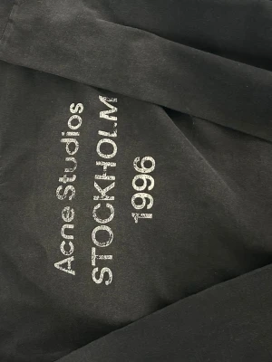 Acne studios long sleeve - Hej! Säljer min svarta acne tröja i storlek S. Tröjan är i perfekt skick och inga som helst defekter förutom den originala designen. Nypris går för omkring 3600kr! Säljer pga att den inte passade min stil riktigt. Ifall du har frågor så ställ dem! OBS!! SÄNKER PRIS VID SNABB AFFÄR! Mvh Kåre 