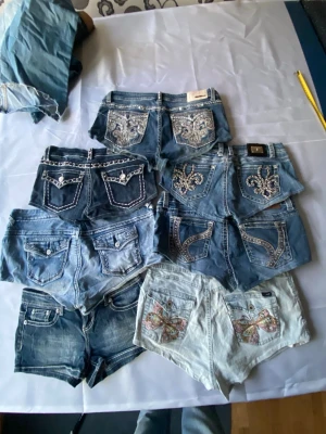 Jeansshorts med broderier och detaljer - En för 225-275. Har i olika storlekar. Har även i true religon och miss me
