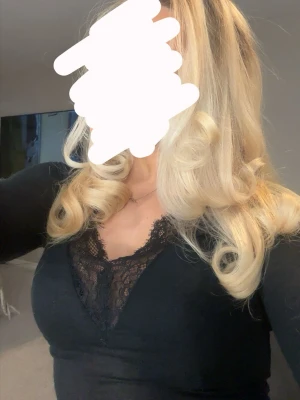 Svart intimissimi tröja - Säljer min svarta intimissimi tröja som det inte är något fel på utom ett litet hål vid spetsen men tycker inte det syns! Skriv för fler bilder😊💗
