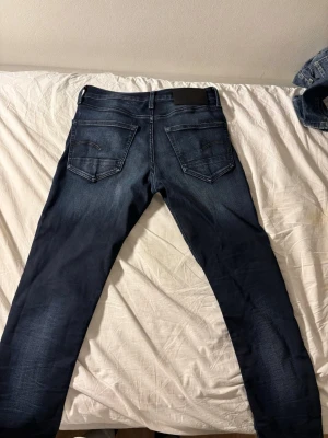 G-Star RAW 3301 Slim jeans blå - Mörkblå jeans från G-Star RAW, modell 3301 Slim. 