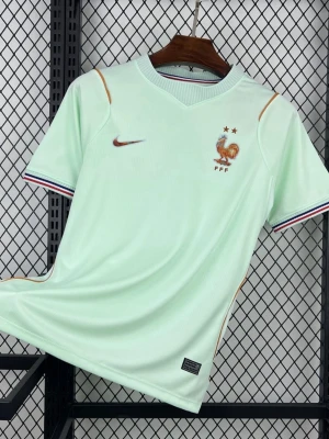 Frankrike Nike mintgrön fotbollströja - Mintgrön fotbollströja från Nike med Frankrikes landslagsemblem och två stjärnor på bröstet. Tröjan har korta ärmar, V-ringning och guldiga detaljer längs axlarna. Ärmsluten har ränder i blått, vitt och rött. Tillverkad i lätt och ventilerande material. Finns i storlekar från S-L!!! Fraktar inom en dag!!!