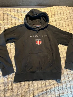 Gant Hoodie  - En svart gant Hoodie. Tröjan har inget tecken på slitage. Passar XS/S