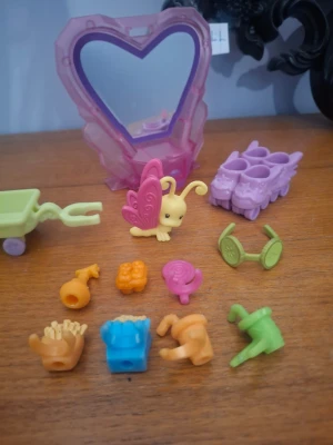 Mlp g4 accesoarer + 1 pony animal friends - Från mlp seten crystal empire, canterlot castle, Fluttershy's picknic & djuret(fjärilen) från glimmer wings Rainbow Dash