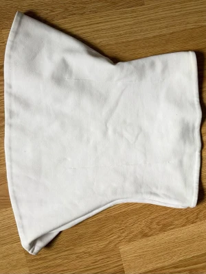 Vit tubtopp zara - Snygg topp från Zara som sitter fint. Framhäver ens figur fint!!