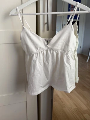 Soppartooo bershka - Gulligt vitt linne från bershka. Aldrig använd
