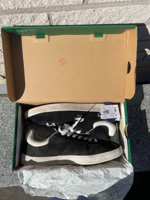 Lacoste skor  - Säljer nu mina Lacoste skor från zalando, köpt för ungefär 1100 kr. Lite använda men väldigt bra skick. Har även bytt till en skönare sula.