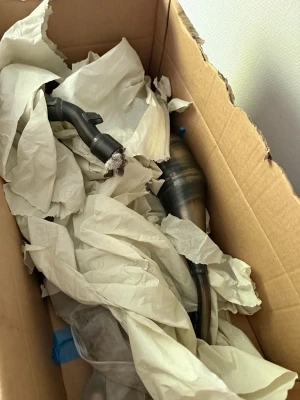 Voca rör - Säljer ett avgassystem till moped, med böjd svart och metallfärgad ljuddämpare. Kommer i en kartong med papper runt. Passar till dig som gillar att meka med mopeder eller behöver reservdelar.