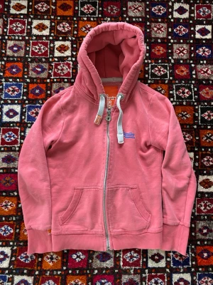Superdry hoodie 💕💕 - Säljer lilla systerns Superdry hoodie som är i helt nytt skick💕💕 storleken är S men passar M! Hör av dig vid frågor om tröjan💕💕💕