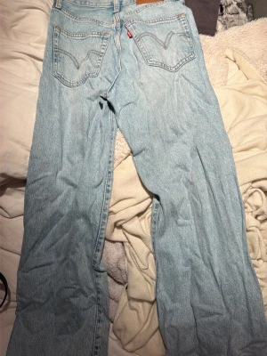 Levi's ljusblå raka jeans - Så fina Levis jeans, knappt använda och i nytt skick!!