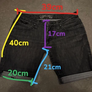 Lowwaist Robin’s Jean jeansshorts - Storlek 30, mått finns på sista bilden💞 Finns inga defekter😇