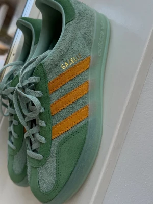Adidas Originals Gazelle indoor W - Ett par sneakers från Adidas i en grön/gul färg. Använda endast ett fåtal gånger! 💚💛