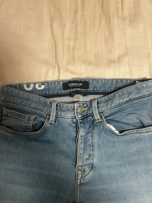 Ljusblå Dondup jeans - Säljer ett par  ljusblå jeans från Dondup. Storlek W30 L32( men sitter något tightare i midjan. Sitter typ som dondup George modellen. Skriv vid minsta fundering