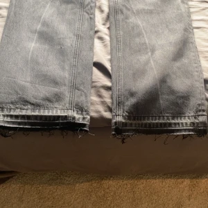 Gråsvarta flared jeans - Säljer ett par gråsvarta flared jeans som nästan aldrig är använda o är i riktigt bra skick pris kan diskuteras storlek 33/34