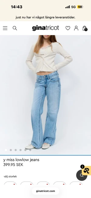 Ljusblå low waist jeans Gina Tricot - Trendiga ljusblå jeans med låg midja och raka, vida ben från Gina Tricot i storlek 170 och passar mig som brukar ha storlek S 