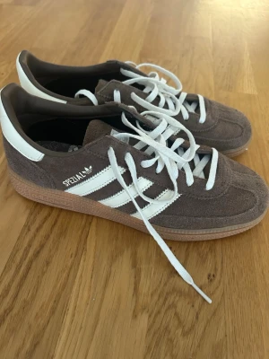 Adidas Spezial  - Bruna Adidas Spezial, endast använda 1 gång ute.   Bruno skosnöre ingår! 