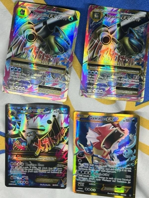 Pokémon EX och Charizard samlarkort - Säljer ett paket med fem sällsynta Pokémon kort: två M Blastoise EX, en M Aggron EX, en Gyarados EX och en klassisk Charizard. Alla korten har holografisk yta och färgstarka motiv. Alla korten är helt nya absolut inga defekter alls! Går att köpa styckvis. Först till kvarn