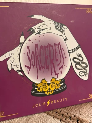 Sorceress ögonskuggspalett Jolie Beauty - Magisk ögonskuggspalett från Jolie Beauty med 28 färgstarka nyanser i både matta och skimrande finish. Paletten innehåller allt från lila, grönt och blått till guld, silver och svart. Perfekt för kreativa och uttrycksfulla sminkningar. Snyggt förpackad med mystiskt motiv. Vissa färger använda✨