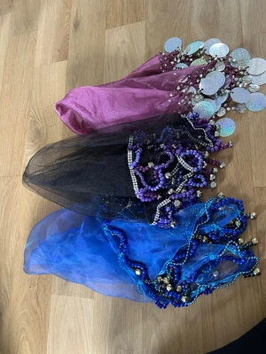 Handgjorda dansaccessoarer med pärlor och bjällror - Säljer 3 handgjorda dansaccessoarer med pärlor, paljetter och bjällror. Perfekta för magdans, festivaler eller scenuppträdanden. Flera färger finns. Mycket fint skick.